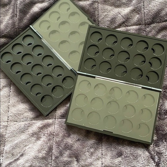 M.A.C. Cosmetics Small 30 Eyeshadow Cases NWOT - Picture 2 of 3